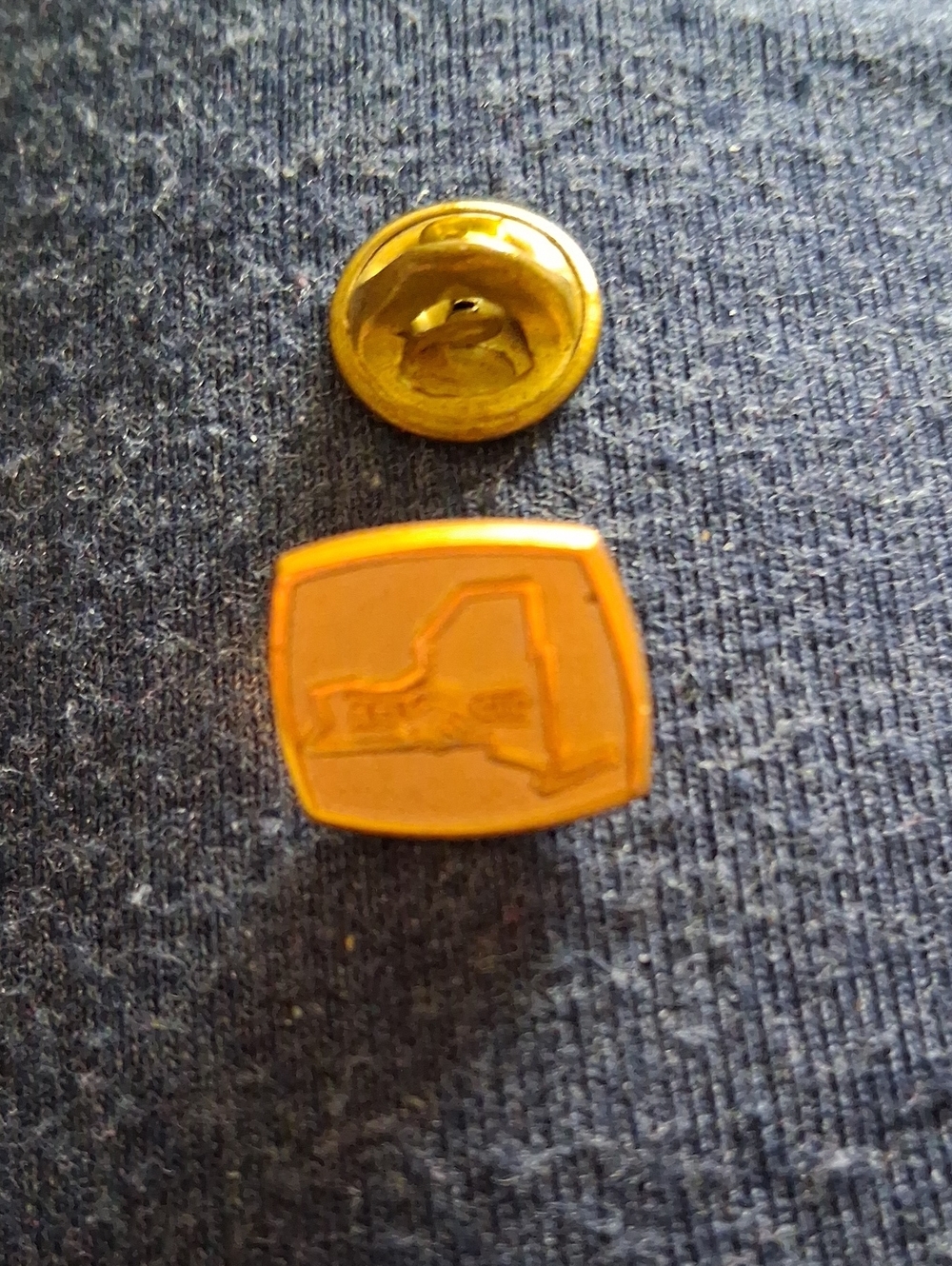 Gold-Tone New York State Cufflink - Unbranded